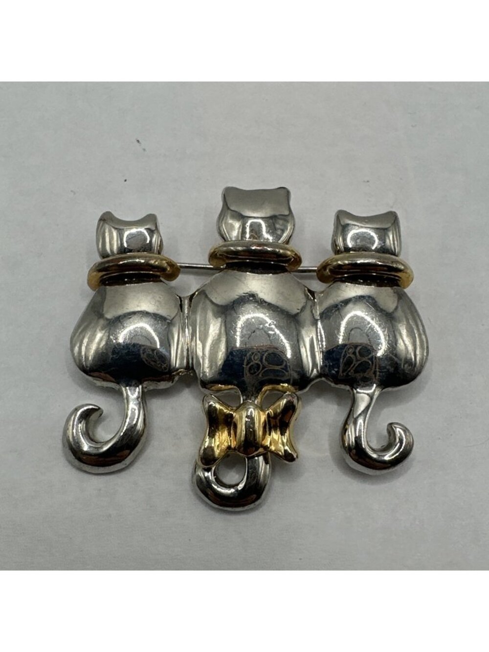 Stylish Vintage Three Cats Brooch Pin Silver & Gold Tone Metal Tails Bow